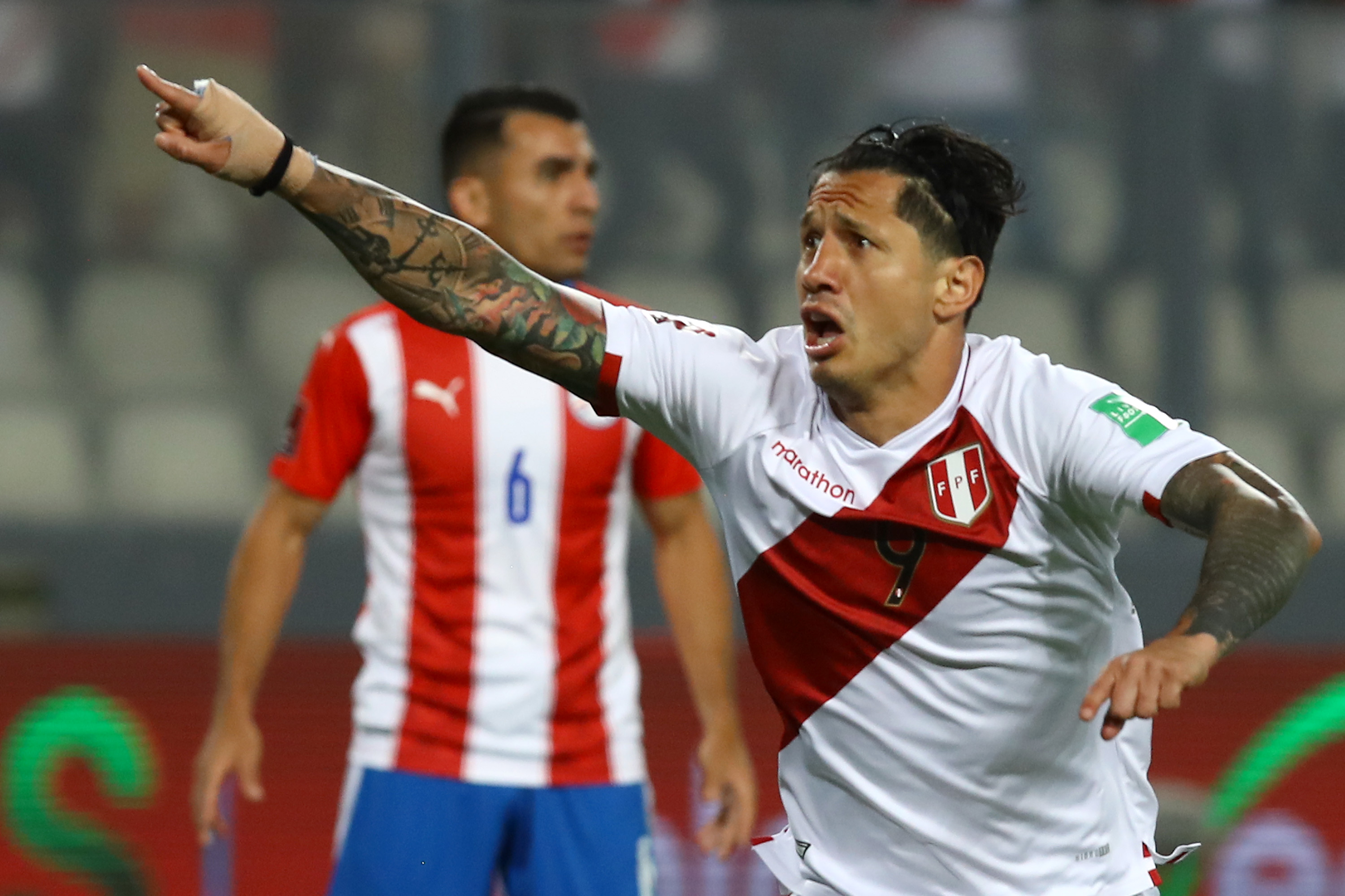 Lapadula comemorando gol pela seleção peruana.